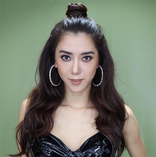 มัดจุกครึ่งหัว