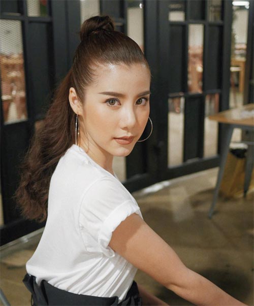 มัดจุกครึ่งหัว