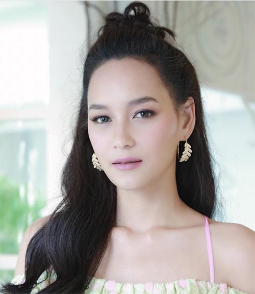 มัดจุกครึ่งหัว