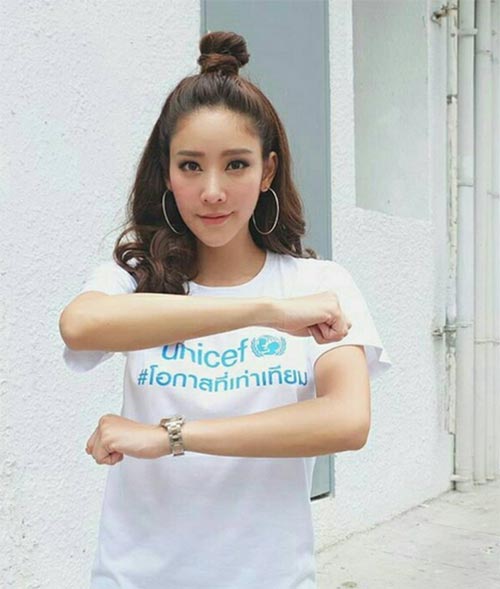 มัดจุกครึ่งหัว