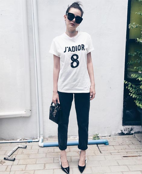 เสื้อยืดสีขาว