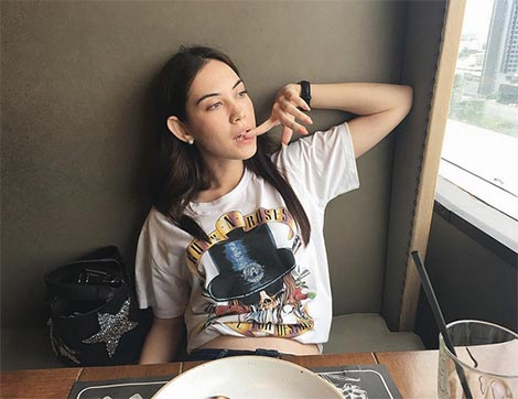 เสื้อยืดสีขาว