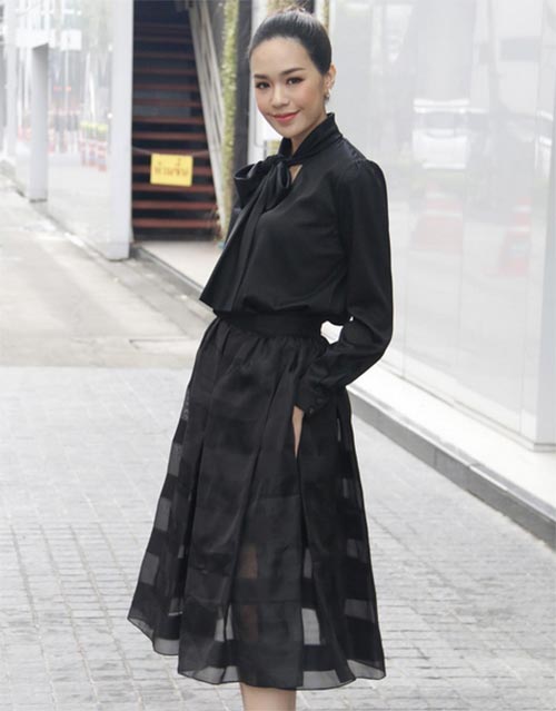 ชุดเดรสสีดํา สุภาพ