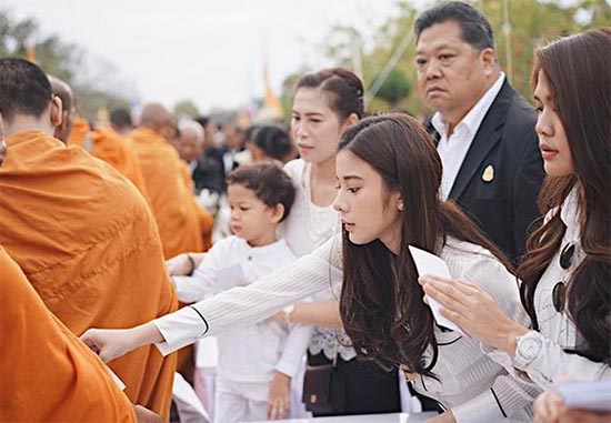 ชุดไปวัดดารา