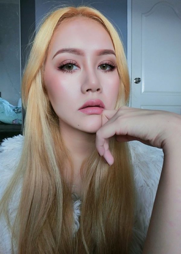 นางแบบผูกคอตาย