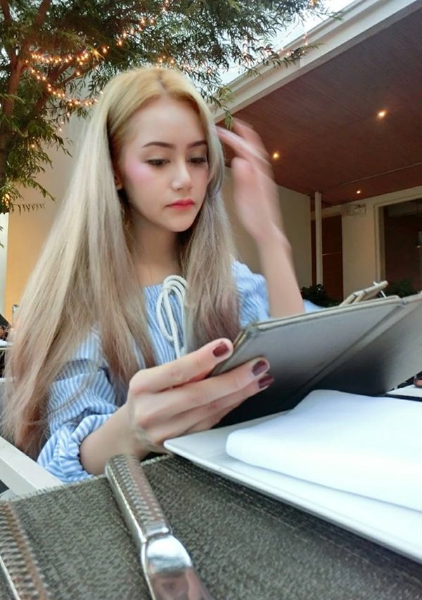 นางแบบผูกคอตาย