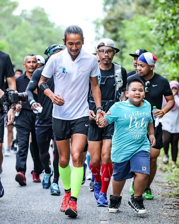 อากู๋ แกรมมี่ ร่วมวิ่งก้าวคนละก้าว กับ ตูน บอดี้สแลม