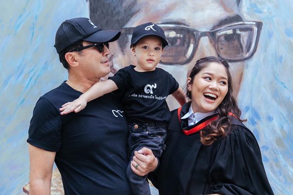 นก ฉัตรชัย นก สินจัย สุดปลื้ม ลูกสาว บอม ฑิชากร รับปริญญาแล้ว