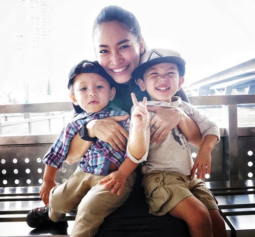 ปีเตอร์-พลอย ร่วมเฟรมถ่ายรูปครอบครัว ในวันเกิดน้องแพนเตอร์