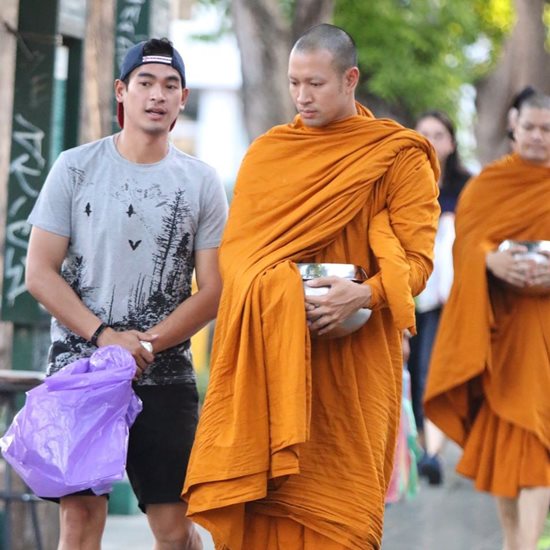 กู๊ด เคพีเอ็น อาสาเป็นเด็กวัดเดินตามพี่ชาย พระเกรท ออกบิณฑบาตทุกเช้า