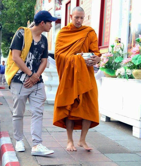 กู๊ด เคพีเอ็น อาสาเป็นเด็กวัดเดินตามพี่ชาย พระเกรท ออกบิณฑบาตทุกเช้า