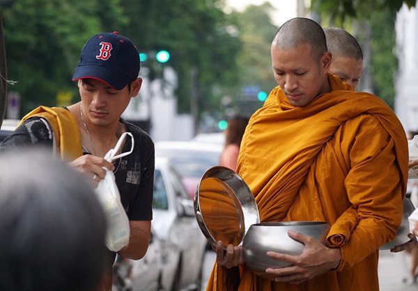 กู๊ด เคพีเอ็น อาสาเป็นเด็กวัดเดินตามพี่ชาย พระเกรท ออกบิณฑบาตทุกเช้า