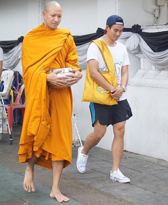 กู๊ด เคพีเอ็น อาสาเป็นเด็กวัดเดินตามพี่ชาย พระเกรท ออกบิณฑบาตทุกเช้า