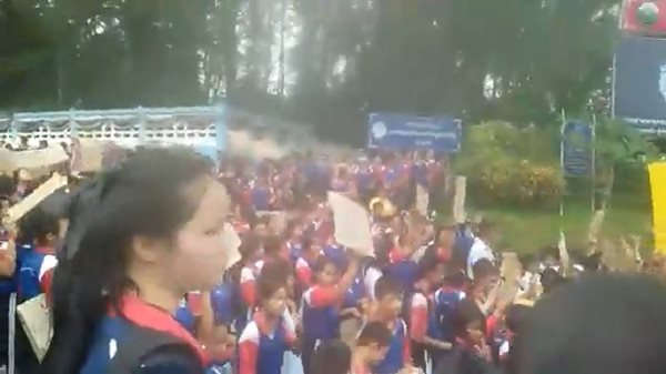 นักเรียนประท้วงไล่ออกครู