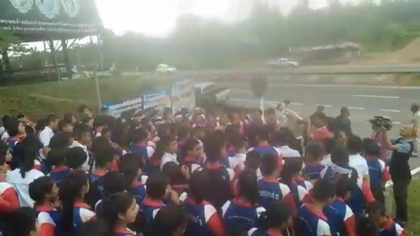 นักเรียนประท้วงไล่ออกครู