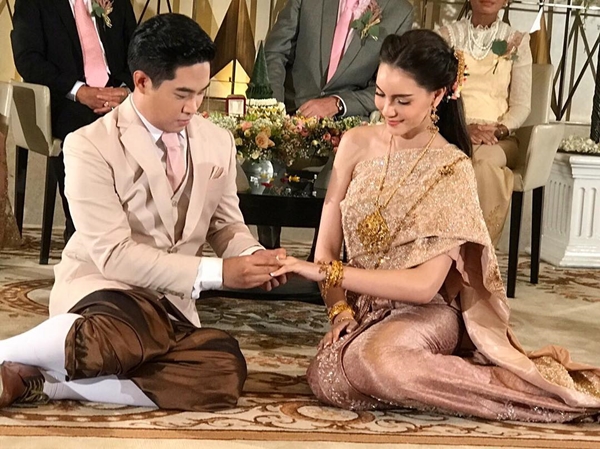 เซลิน่า เพียซ  แต่งงาน ไฮโซโอ๊ค