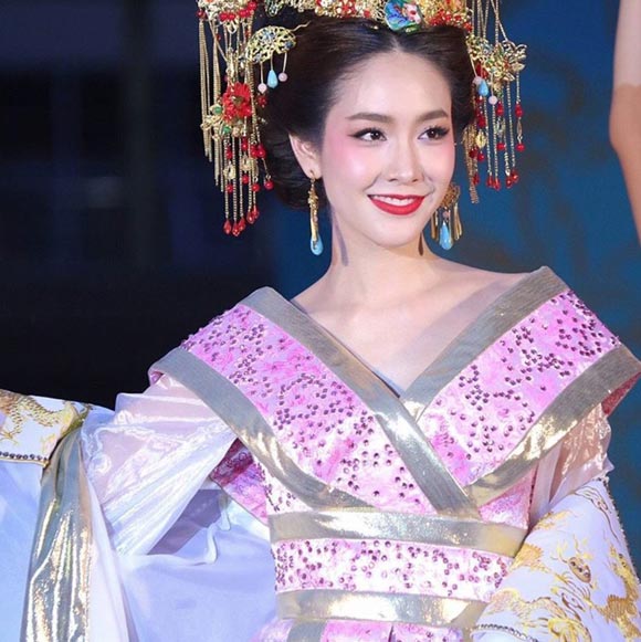 มิน พีชญา