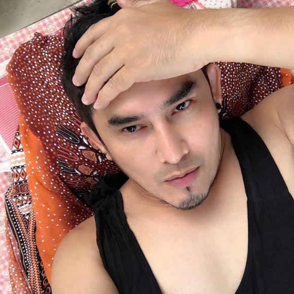 พชร์ อานนท์