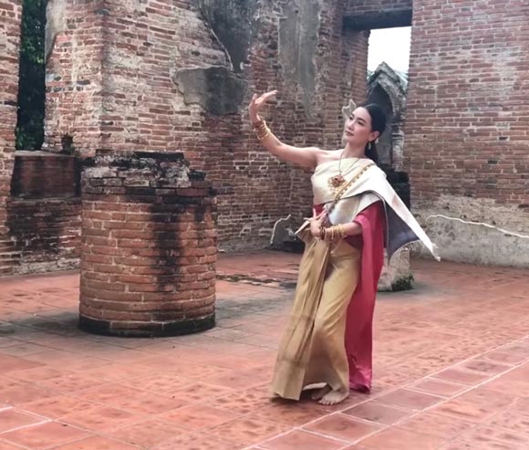 นุ่น วรนุช ชุดไทย