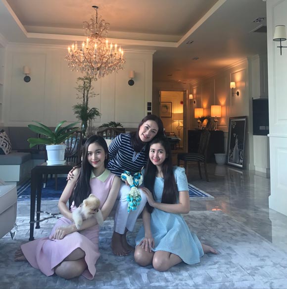 ปอย ตรีชฎา กับ บี ศุภนิดา น้องสาว