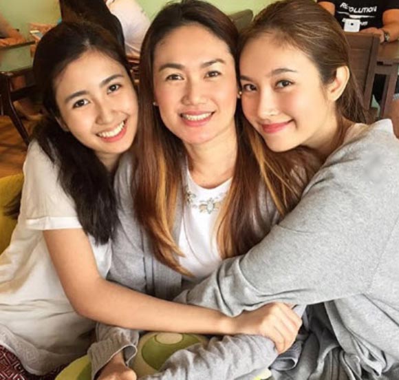 ปอย ตรีชฎา กับ บี ศุภนิดา น้องสาว