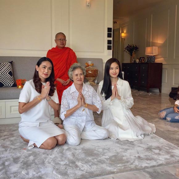 ปอย ตรีชฎา กับ บี ศุภนิดา น้องสาว