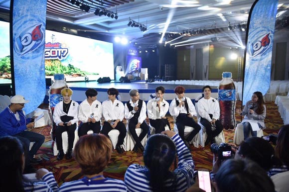เอสฟินติดเกาะกับ GOT7 