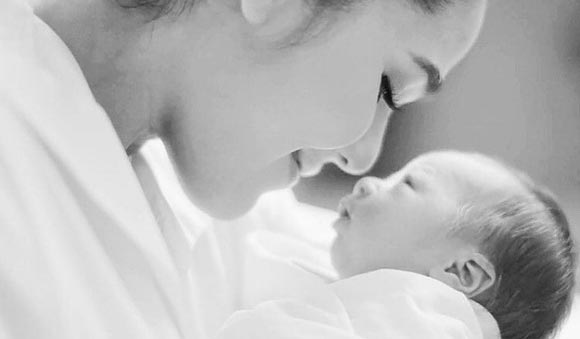 ชมพู่ อารย