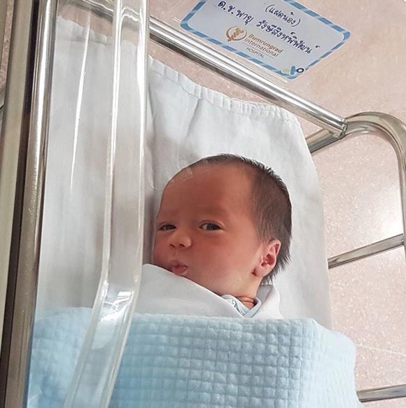 ชมพู่ อารย