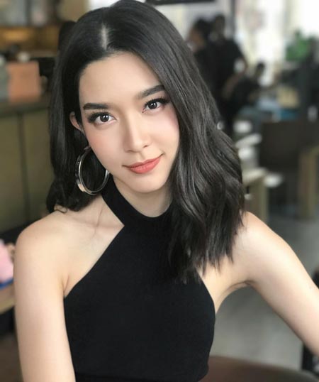 โม มนชนก ซุ่มคบ ไฮโซคฑา