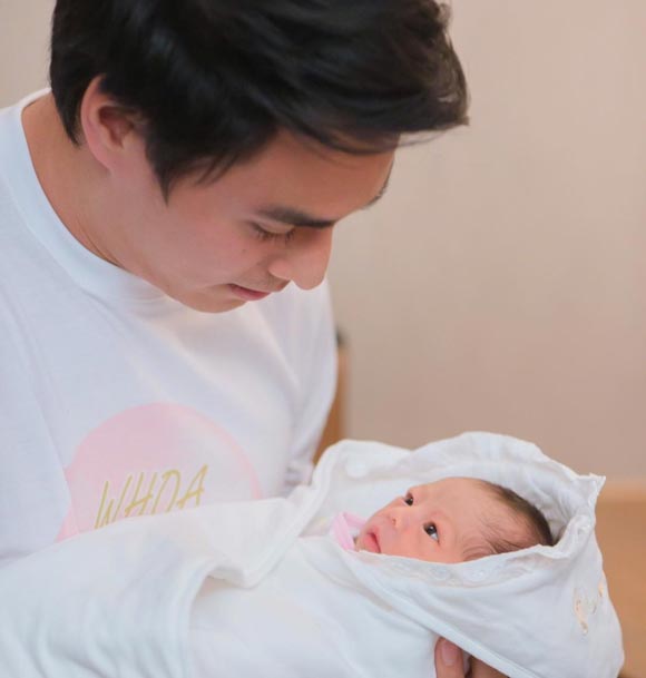 นาวิน ต้าร์ ไฮโซน้ำหวาน แถลงข่าวคลอด น้องลูก้า