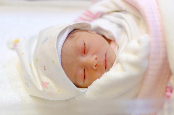 นาวิน ต้าร์ ไฮโซน้ำหวาน แถลงข่าวคลอด น้องลูก้า