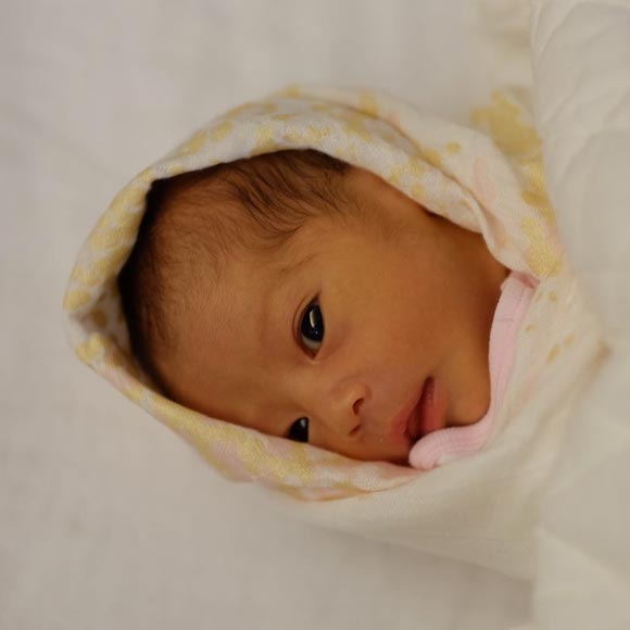 นาวิน ต้าร์ ไฮโซน้ำหวาน แถลงข่าวคลอด น้องลูก้า