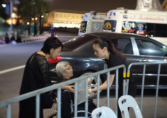 อุ๋ม อาภาศิริ