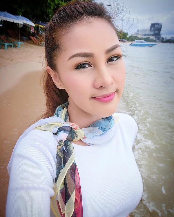 หญิงลี ศรีจุมพล