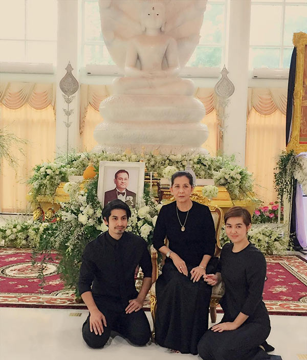 จิ๋ม มยุรฉัตร ทำบุญเลี้ยงพระ ให้สามี แป๊ะ นริศ 