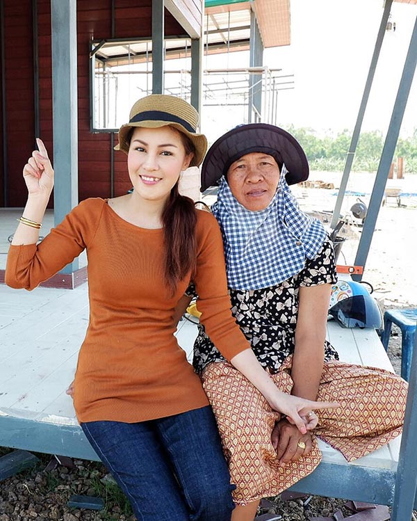 หญิงลี ศรีจุมพล