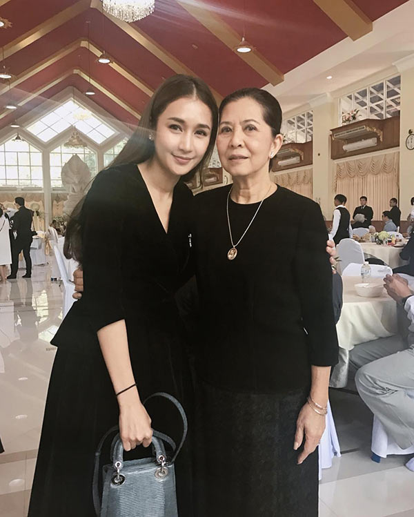 จิ๋ม มยุรฉัตร ทำบุญเลี้ยงพระ ให้สามี แป๊ะ นริศ 