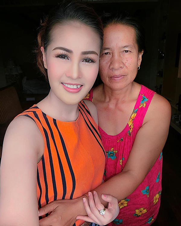 หญิงลี ศรีจุมพล