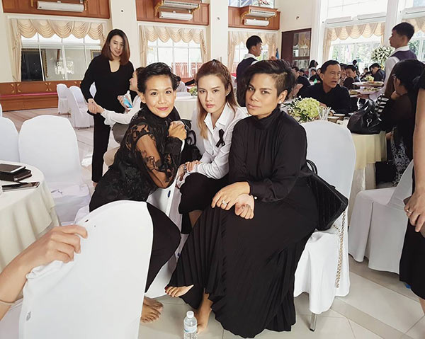 จิ๋ม มยุรฉัตร ทำบุญเลี้ยงพระ ให้สามี แป๊ะ นริศ 