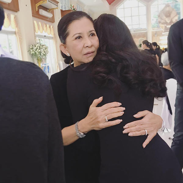 จิ๋ม มยุรฉัตร ทำบุญเลี้ยงพระ ให้สามี แป๊ะ นริศ 