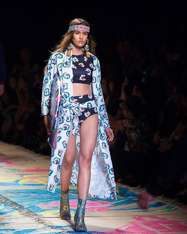 ดาราเดินแบบ