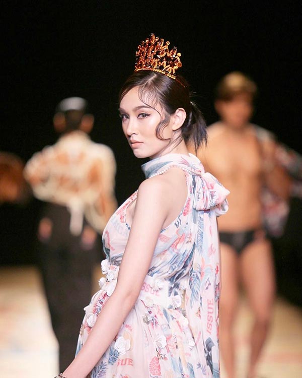 ดาราเดินแบบ