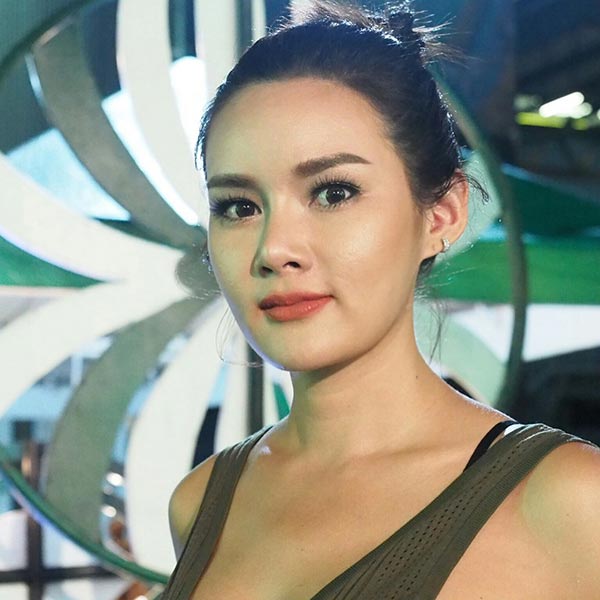 หญิง รฐา