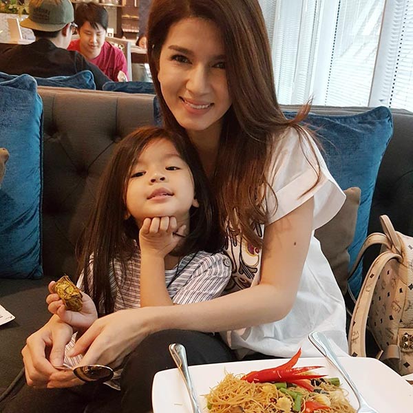 แม่ลูกดารา