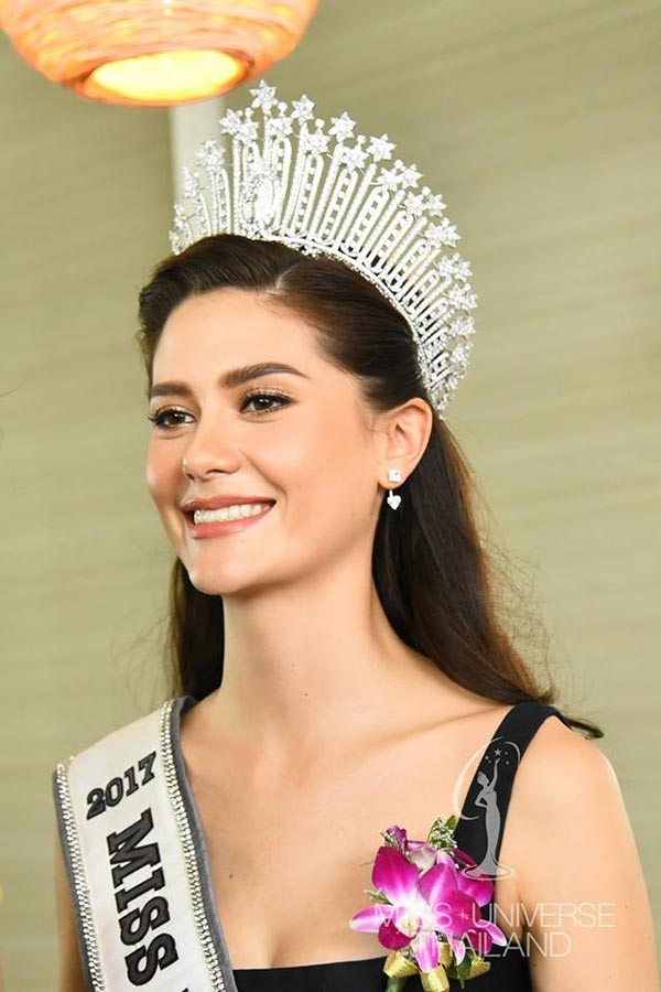 มารีญา พูลเลิศลาภ