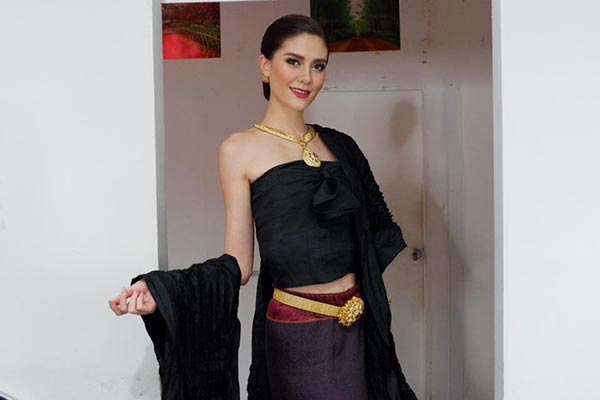 มารีญา พูลเลิศลาภ