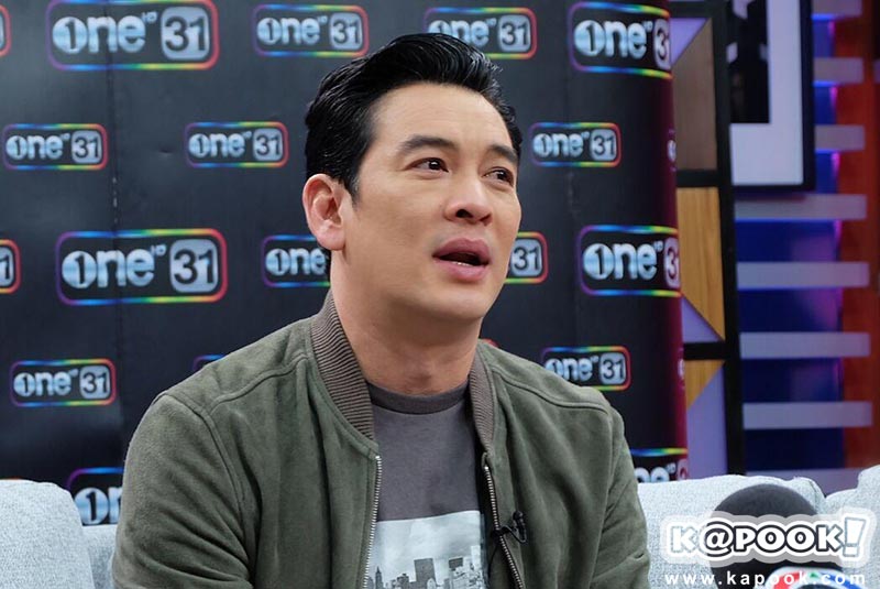 ชาคริต แย้มนาม