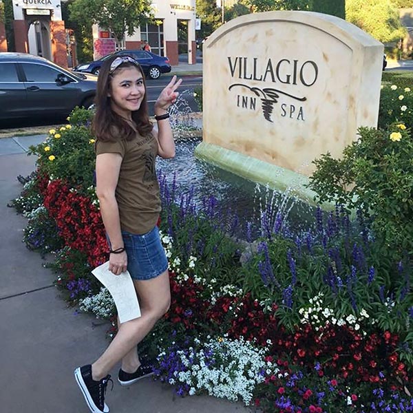 แอนแฟนชาคริต แย้มนาม