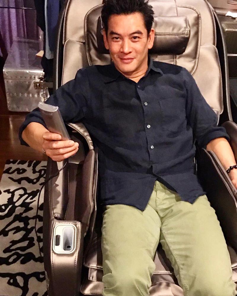 ชาคริต แย้มนาม